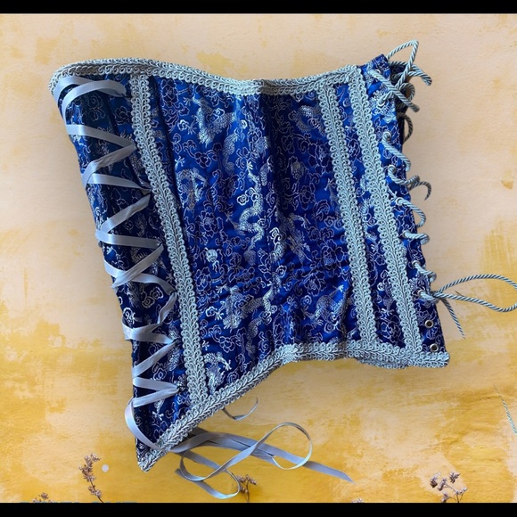Corset. Chinese silk. Like Brenda new - Picture 2 of 4